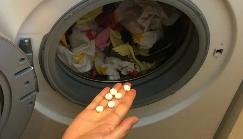 Τι θα συμβεί στα ρούχα σας αν ρίξετε μερικές ασπιρίνες μέσα στο πλυντήριο